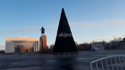 На площади уже установили новогоднюю елку (фото)