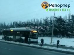 Видео — Троллейбус ехал по встречной полосе