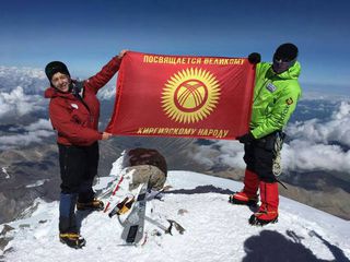 Альпинистка из Кабардино-Балкарии на вершине Эльбруса поблагодарила кыргызский народ за гостеприимство и доброту <i>(видео)</i>