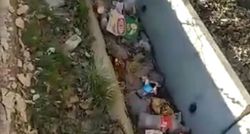 На Масалиева-Тыналиева в арыке скопился мусор, - горожанин (видео)