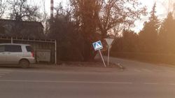 В Бишкеке на Фрунзе - Курманалиева криво стоит знак пешехода, - читатель (фото)