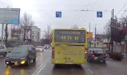 Водители автобусов с маршрутом №42 поворачивают со второго ряда <i>(видео)</i>