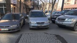 В Бишкеке на Турусбекова-Чокморова водитель «Хонды» припарковался на тротуаре, - горожанин (фото)
