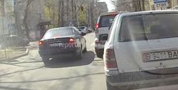 На Токтогула-Турусбекова водитель «Мерседеса» выехал на встречную полосу (видео)