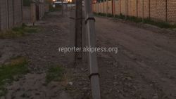 В Ак-Орго на ул.Кербез установили три телефонных столба по середине улицы (фото)