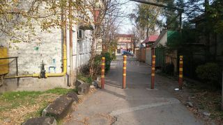 Законно ли установлены в переулке Политехнический ограждения? - бишкекчанин (фото)
