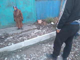В Бишкеке по ул.Тверской собираются сделать тротуар, который на полметра выше ворот, - горожанин (фото)
