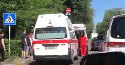 На Московской-Коенкозова на пешеходном переходе произошел автонаезд на девушку (видео)