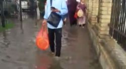 В Жалал-Абаде на улице Ленина дождевая вода затопила улицу (видео)