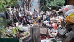 На ул.Матыева №31 пожилая женщина складирует мусор с мусорных контейнеров у себя во дворе <i>(видео)</i>