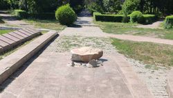 В парке им. Ататюрка повален каменный балбал и провалился люк на аллее с фонтанами (фото)