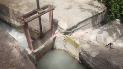 На ул. Сухомлинова №19 арычная вода топит двор, дом и гаражи (видео)