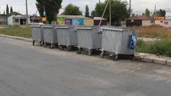 В Ак-Орго на Ахунбаева - Ашар мусорные баки стоят на проезжей части дороги (фото)