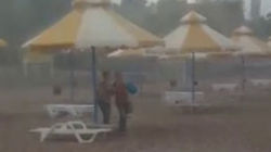 Видео — На пляже Иссык-Куля из-за града люди спрятались под зонтами