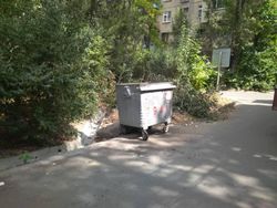Сотрудники «Комтранскома» освободили мусорные контейнеры в 6 мкр