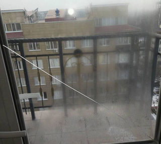 Бишкекчанка считает, что стекло в окнах ее квартиры лопнуло от холода <i>(фото)</i>