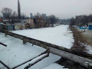 Участок реки Ала-Арча между улицами Боконбаева и Толстого представляет угрозу подтопления близлежащих домов, - житель (фото)