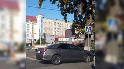 На Токтогула-Ибраимова водитель «Тойоты» припарковался под светофором, перегородив одну полосу движения (фото)