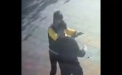 Драка двух парней возле автомойки в городе Ош попала на <b>видео</b>