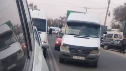 На ул.Асаналиева на железнодорожном переезде водители выезжают на встречную полосу (фото)