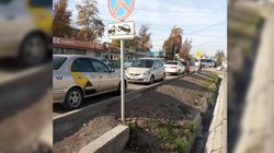 На Жибек Жолу-Осмонкула несколько машин припарковались в неположенном месте <i>(фото)</i>