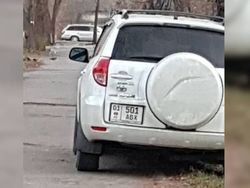 Toyota RAV4 припарковался на тротуаре. За ним числятся штрафы на 15 тыс. сомов