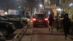 Фото — Водитель «Тойоты» припарковался на тротуаре у входа в кафе