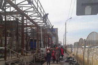 На Ошском рынке, где недавно произошел пожар, при ремонте не соблюдается техника безопасности, - бишкекчанин <i>(фото)</i>