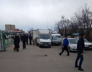 Читатель: Почему ГУОБДД не эвакуирует автомашину по продаже молочных продуктов возле Орто-Сайского рынка