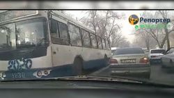 На Московской из-за троллейбусов образовалась пробка. Видео