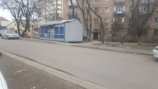 Жители двух улиц Первомайского района просят демонтировать павильон на ул.Токтоналиева (фото)