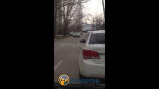 Горожанин просит убрать с дороги в мкр Тунгуч припаркованные машины (видео)