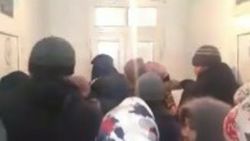 Жители Кара-Бууринского района жалуются на очереди в отделе ЗАГС. <b>Видео</b>