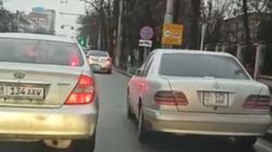На Манаса-Ахунбаева машины паркуются на обочине дороги. Видео