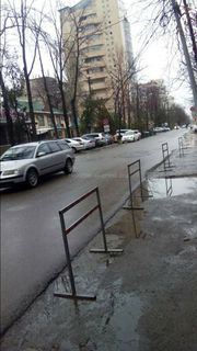Законно ли ограждены парковочные места на ул.Раззакова? - жительница (фото)