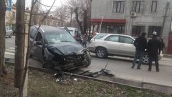 На Боконбаева-Турусбекова столкнулись «Вольво» и маршрутка с пассажирами. Есть пострадавшие. <b>Видео, фото</b>