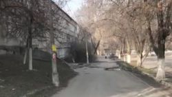 Горожанин: На дороге возле школы №64 в 8 мкр необходимо провести ямочный ремонт