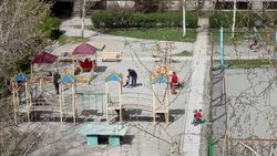 В 12 мкр на детской площадке много детей во время карантина. Фото