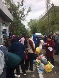 Посетители СИЗО №21 в Бишкеке жалуются на постоянные очереди (фото)