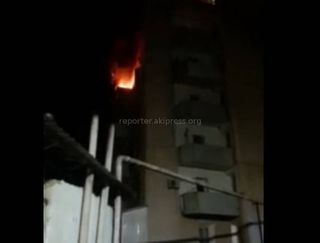 Видео — Во время пожара в 12-этажном доме несколько жителей спрыгнули с 5 этажа