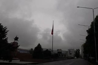 Сорванный ветром флаг на площади Ала-Тоо установили <i>(фото)</i>