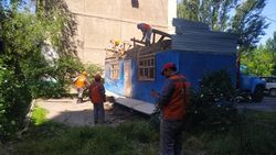 В Бишкеке демонтировано несколько незаконно установленных объектов, - мэрия. Фото