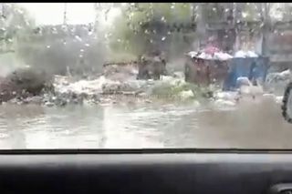 Житель: В Бишкеке ул.Усенбаева затоплена, мусор плавает на дороге (видео)