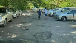 Горожанин просит отремонтировать дорогу в 8 мкр. Фото и видео
