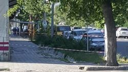 На ул.Тыныстанова строительная компания перекрыла тротуар лентой. Фото очевидца Улана