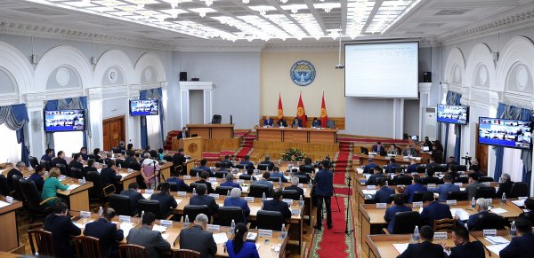 Фото – Заседание правительства, на котором обсуждаются вопросы ОЗП и рассматривается проект бюджета на 2016 год — Tazabek