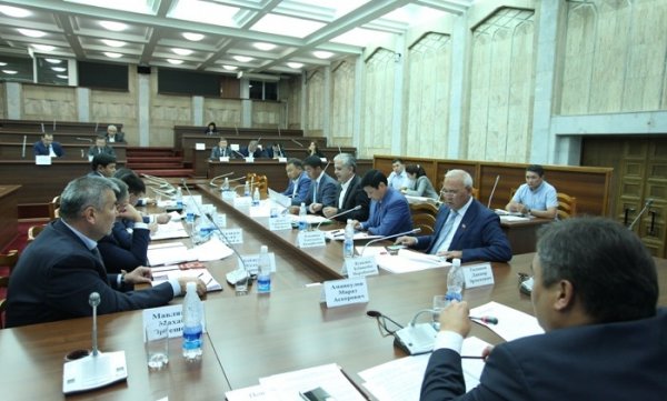 Профильный комитет ЖК с оговорками одобрил законопроект о запрете рекламы на иностранных каналах — Tazabek