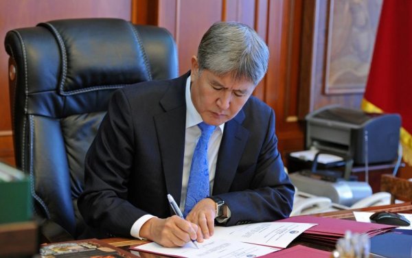 А.Атамбаев подписал закон о НБКР, банках и банковской деятельности — Tazabek