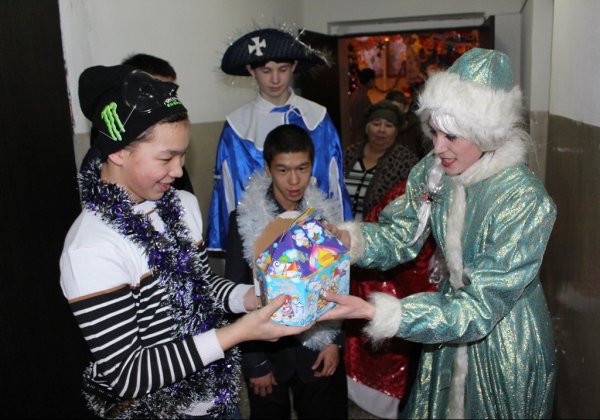 Фото — Бишкекский филиал ОАО «МАМ» поздравил детей Беловодской специальной общеобразовательной школы-интерната — Tazabek
