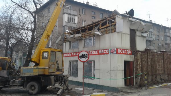 Фото — Как сносят незаконно построенное 2-этажное здание на пересечении Тоголок-Молдо/Киевской? — Tazabek